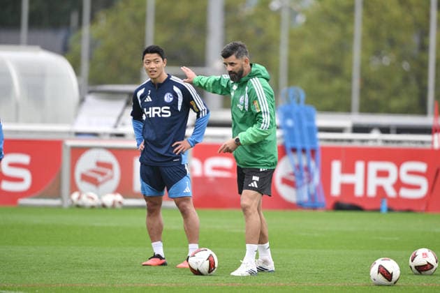 Trainer Miron Muslic (FC Schalke 04), Hee-chan Hwang (FC Schalke 04), Hwang Hee-Chan, v.re. 03.09.2026, Fussball 1. Bundesliga, Saison 2026 2027, Training FC Schalke 04 Gelsenkirchen Trainingsgelände Nordrhein Westfalen Deutschland *** Coach Miron Muslic, FC Schalke 04; Hee-chan Hwang, FC Schalke 04; Hwang Hee-chan, September 3, 2026, Soccer, Bundesliga 1, 2026–2027 season, FC Schalke 04 training session in Gelsenkirchen, training facility in North Rhine-Westphalia, Germany Team2