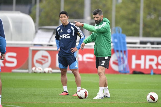 Trainer Miron Muslic (FC Schalke 04), Hee-chan Hwang (FC Schalke 04), Hwang Hee-Chan, v.re. 03.09.2026, Fussball 1. Bundesliga, Saison 2026 2027, Training FC Schalke 04 Gelsenkirchen Trainingsgelände Nordrhein Westfalen Deutschland *** Coach Miron Muslic, FC Schalke 04; Hee-chan Hwang, FC Schalke 04; Hwang Hee-chan, September 3, 2026, Soccer, Bundesliga 1, 2026–2027 season, FC Schalke 04 training session in Gelsenkirchen, training facility in North Rhine-Westphalia, Germany Team2