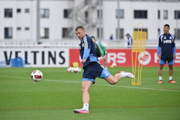 Edin Dzeko (FC Schalke 04) 03.09.2026, Fussball 1. Bundesliga, Saison 2026 2027, Training FC Schalke 04 Gelsenkirchen Trainingsgelände Nordrhein Westfalen Deutschland *** Edin Dzeko, FC Schalke 04, September 9, 2026; Soccer, Bundesliga 1, 2026–2027 season; FC Schalke 04 training session in Gelsenkirchen, North Rhine-Westphalia, Germany Team2