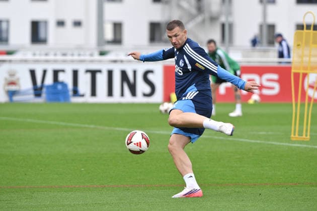 Edin Dzeko (FC Schalke 04) 03.09.2026, Fussball 1. Bundesliga, Saison 2026 2027, Training FC Schalke 04 Gelsenkirchen Trainingsgelände Nordrhein Westfalen Deutschland *** Edin Dzeko, FC Schalke 04, September 9, 2026; Soccer, Bundesliga 1, 2026–2027 season; FC Schalke 04 training session in Gelsenkirchen, North Rhine-Westphalia, Germany Team2