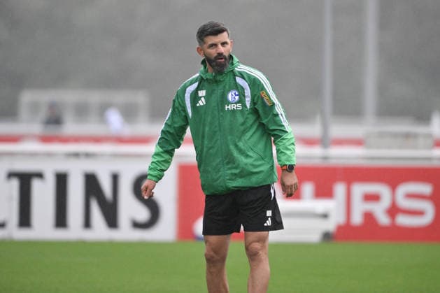 Trainer Miron Muslic (FC Schalke 04) 03.09.2026, Fussball 1. Bundesliga, Saison 2026 2027, Training FC Schalke 04 Gelsenkirchen Trainingsgelände Nordrhein Westfalen Deutschland *** Coach Miron Muslic, FC Schalke 04, September 9, 2026; Soccer, Bundesliga 1; 2026–2027 Season; FC Schalke 04 Training, Gelsenkirchen; Training Facility, North Rhine-Westphalia, Germany Team2