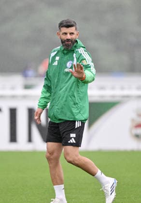 Trainer Miron Muslic (FC Schalke 04) 03.09.2026, Fussball 1. Bundesliga, Saison 2026 2027, Training FC Schalke 04 Gelsenkirchen Trainingsgelände Nordrhein Westfalen Deutschland *** Coach Miron Muslic, FC Schalke 04, September 9, 2026; Soccer, Bundesliga 1; 2026–2027 Season; FC Schalke 04 Training, Gelsenkirchen; Training Facility, North Rhine-Westphalia, Germany Team2