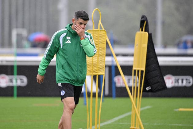 Trainer Miron Muslic (FC Schalke 04) 03.09.2026, Fussball 1. Bundesliga, Saison 2026 2027, Training FC Schalke 04 Gelsenkirchen Trainingsgelände Nordrhein Westfalen Deutschland *** Coach Miron Muslic, FC Schalke 04, September 9, 2026; Soccer, Bundesliga 1; 2026–2027 Season; FC Schalke 04 Training, Gelsenkirchen; Training Facility, North Rhine-Westphalia, Germany Team2