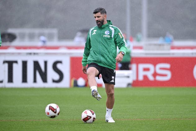 Trainer Miron Muslic (FC Schalke 04) 03.09.2026, Fussball 1. Bundesliga, Saison 2026 2027, Training FC Schalke 04 Gelsenkirchen Trainingsgelände Nordrhein Westfalen Deutschland *** Coach Miron Muslic, FC Schalke 04, September 9, 2026; Soccer, Bundesliga 1; 2026–2027 Season; FC Schalke 04 Training, Gelsenkirchen; Training Facility, North Rhine-Westphalia, Germany Team2