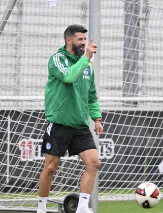 Trainer Miron Muslic (FC Schalke 04) 03.09.2026, Fussball 1. Bundesliga, Saison 2026 2027, Training FC Schalke 04 Gelsenkirchen Trainingsgelände Nordrhein Westfalen Deutschland *** Coach Miron Muslic, FC Schalke 04, September 9, 2026; Soccer, Bundesliga 1; 2026–2027 Season; FC Schalke 04 Training, Gelsenkirchen; Training Facility, North Rhine-Westphalia, Germany Team2