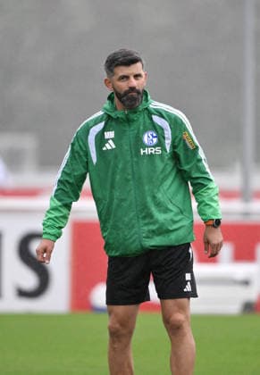 Trainer Miron Muslic (FC Schalke 04) 03.09.2026, Fussball 1. Bundesliga, Saison 2026 2027, Training FC Schalke 04 Gelsenkirchen Trainingsgelände Nordrhein Westfalen Deutschland *** Coach Miron Muslic, FC Schalke 04, September 3, 2026; Soccer, Bundesliga 1; 2026–2027 season; FC Schalke 04 training session in Gelsenkirchen; Training facility in North Rhine-Westphalia, Germany Team2
