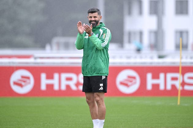 Trainer Miron Muslic (FC Schalke 04) 03.09.2026, Fussball 1. Bundesliga, Saison 2026 2027, Training FC Schalke 04 Gelsenkirchen Trainingsgelände Nordrhein Westfalen Deutschland *** Coach Miron Muslic, FC Schalke 04, September 3, 2026; Soccer, Bundesliga 1; 2026–2027 season; FC Schalke 04 training session in Gelsenkirchen; Training facility in North Rhine-Westphalia, Germany Team2