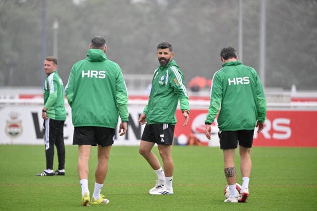 Trainer Miron Muslic (FC Schalke 04), mitte 03.09.2026, Fussball 1. Bundesliga, Saison 2026 2027, Training FC Schalke 04 Gelsenkirchen Trainingsgelände Nordrhein Westfalen Deutschland *** Coach Miron Muslic, FC Schalke 04, September 3, 2026 (center), Soccer, Bundesliga 1, 2026–2027 season, FC Schalke 04 training session in Gelsenkirchen, training facility in North Rhine-Westphalia, Germany Team2