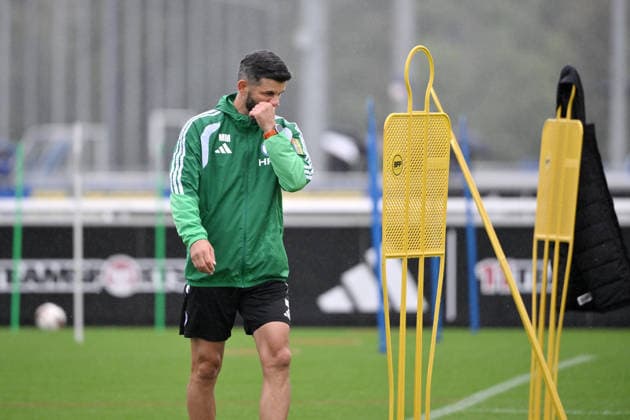 Trainer Miron Muslic (FC Schalke 04) 03.09.2026, Fussball 1. Bundesliga, Saison 2026 2027, Training FC Schalke 04 Gelsenkirchen Trainingsgelände Nordrhein Westfalen Deutschland *** Coach Miron Muslic, FC Schalke 04, September 3, 2026; Soccer, Bundesliga 1; 2026–2027 season; FC Schalke 04 training, Gelsenkirchen; Training facility, North Rhine-Westphalia, Germany Team2