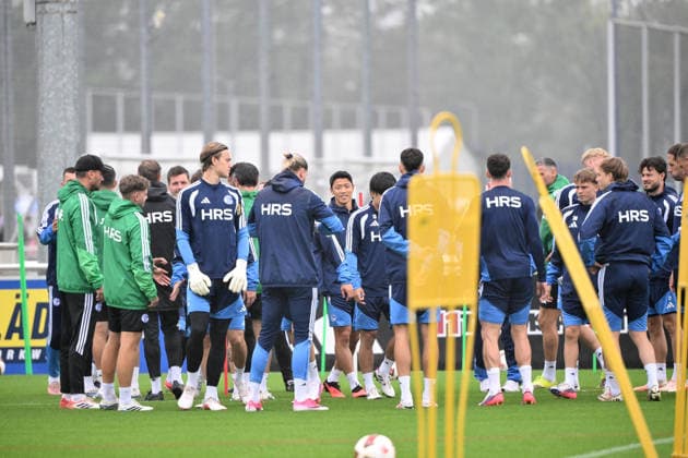 Neuzugang Hee-chan Hwang (FC Schalke 04), Hwang Hee-Chan, hinten mitte, im Spielerkreis 03.09.2026, Fussball 1. Bundesliga, Saison 2026 2027, Training FC Schalke 04 Gelsenkirchen Trainingsgelände Nordrhein Westfalen Deutschland *** New signing Hee-chan Hwang, FC Schalke 04; Hwang Hee-chan, center back, in the players circle on September 3, 2026, Soccer, Bundesliga 1, 2026–2027 season, FC Schalke 04 training session in Gelsenkirchen at the training facility in North Rhine-Westphalia, Germany Team2