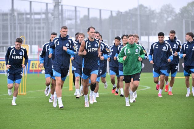 Robin Gosens (FC Schalke 04), Edin Dzeko (FC Schalke 04), Nikola Katic (FC Schalke 04), vorne v.li. 03.09.2026, Fussball 1. Bundesliga, Saison 2026 2027, Training FC Schalke 04 Gelsenkirchen Trainingsgelände Nordrhein Westfalen Deutschland *** Robin Gosens, FC Schalke 04; Edin Dzeko, FC Schalke 04; Nikola Katic, FC Schalke 04; front row, from left, September 3, 2026, Soccer, Bundesliga 1, 2026–2027 season, FC Schalke 04 training session in Gelsenkirchen, training facility in North Rhine-Westphalia, Germany Team2