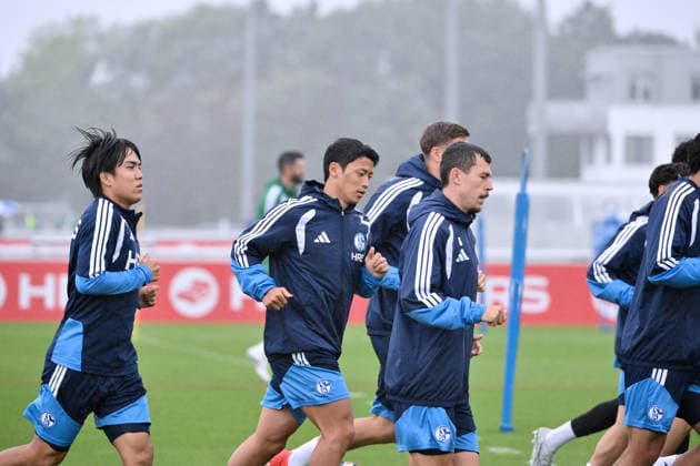 Satoshi Tanaka (FC Schalke 04), Hee-chan Hwang (FC Schalke 04), Hwang Hee-Chan, Ron Schallenberg (FC Schalke 04), v.li. 03.09.2026, Fussball 1. Bundesliga, Saison 2026 2027, Training FC Schalke 04 Gelsenkirchen Trainingsgelände Nordrhein Westfalen Deutschland *** Satoshi Tanaka, FC Schalke 04; Hee-chan Hwang, FC Schalke 04; Hwang Hee-chan; Ron Schallenberg, FC Schalke 04; from left, September 3, 2026; Soccer, Bundesliga 1, 2026–2027 season, FC Schalke 04 training session in Gelsenkirchen, training facility in North Rhine-Westphalia, Germany Team2