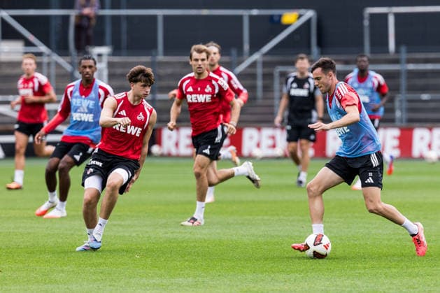 COLOGNE, GERMANY - SEPTEMBER 03: Paul Okon-Engstler (1. FC Koeln, 23) controls the ball against Mikey Moore (1. FC Koeln, 47) during a training session of season 2026 27 at Geissbockheim on September 03, 2026 in Cologne, Germany. North Rhine Westphalia Germany Copyright: xSteffiexWunderlx