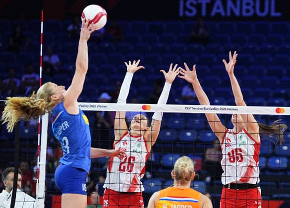 Poland v Netherlands - CEV EuroVolley 2026 ISTANBUL, TURKIYE - SEPTEMBER 3: Katarzyna Wenerska (26) of Poland in action against Jolien Knollema (5) of Netherlands during the CEV Women s European Volleyball Championship quarterfinal match between Poland and the Netherlands at Sinan Erdem Sports Hall in Istanbul, Turkiye, on September 3, 2026. Esra Bilgin Anadolu Istanbul Turkey. Editorial use only. Please get in touch for any other usage.  Copyright: x2026xAnadoluxEsraxBilginx