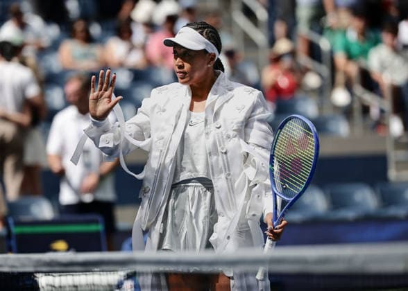 Naomi Osaka steht am Netz vor Spielbeginn, US Open Championships, Billie Jean King National Tennis Center, Flushing Meadows, New York, USA . Copyright: xJuergenxHasenkopfx