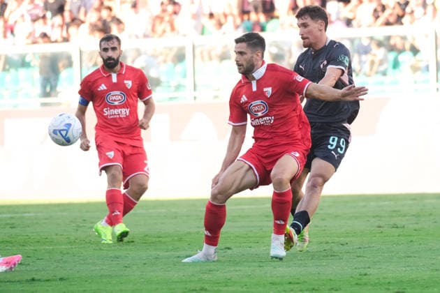 IPA88073361 - Palermo, Italy, September 3, 2026. Renzo Barbera Stadium, Palermo vs. Mantua, Round of 32 of the 2026–2027 Italian Cup. Pictured: Alessandro Gabrielloni (Palermo FC) and Rares Ilie (Mantova 1911)  Copyright: xFedericoxSerra IPAxSportx xx 88073361