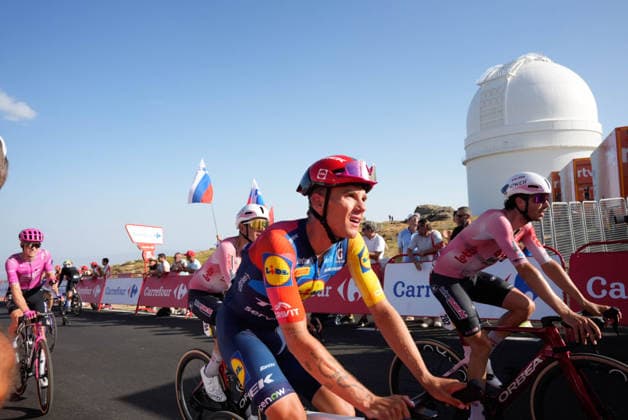 RECORD DATE NOT STATED Los corredores llegan a la meta de el Calar Alto donde hoy ha terminado la duodÃ cima etapa de la Vuelta a Espana 2026 A 3 de septiembre de 2026 en Gergal, Almeria (Andalucia, Espana). Andalucia recibe al peloton de La Vuelta 26 con una exigente jornada de montana marcada por las ascensiones a Velefique y Calar Alto, un recorrido que puede resultar decisivo para los principales favoritos de la carrera. 03 SEPTIEMBRE 2026 Europa Press 03 09 2026 MarianxLeon  x0865795741stx