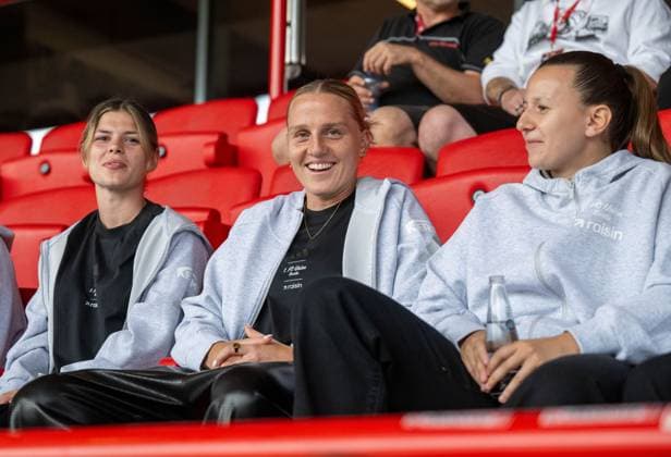 Fußball, Herren, Saison 2026 2027, 1. Bundesliga, 1. FC Union Berlin, Ordentliche Mitgliederversammlung im Stadion An der Alten Försterei, im Bild: v. l. Eileen Campbell (1. Frauen 1. FC Union), Lina Hausicke, Hannah Eurlings (1. Frauen 1. FC Union) auf der Tribüne, 03.09.2026, *** Soccer, Men s, 2026–2027 Season, Bundesliga 1, 1. FC Union Berlin, Annual General Meeting at the An der Alten Försterei Stadium; pictured from left: Eileen Campbell (Women’s 1st Team, 1. FC Union), Lina Hausicke, and Hannah Eurlings (Women’s 1st Team, 1. FC Union) in the stands, September 3, 2026, Copyright: xMatthiasxKochx