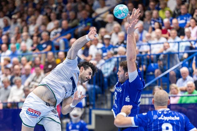 (L-R) Doruk Pehlivan (HSG Wetzlar, 19) im Torwurf gegen Hendrik Wagner (TBV Lemgo Lippe, 28) GER, TBV Lemgo Lippe vs. HSG Wetzlar, Handball, 1. Bundesliga, 2. Spieltag, Spielzeit 2026 2027, 03.09.2026 GER, TBV Lemgo Lippe vs. HSG Wetzlar, Handball, 1. Bundesliga, 2. Spieltag, Spielzeit 2026 2027, 03.09.2026 Lemgo Copyright: xEibner-Pressefoto JanxRollingerx EP_JSK