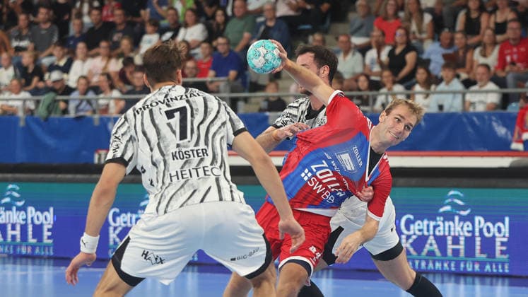 Bietigheim , Handball Opel-HBL , SG BBM Bietigheim vs. THW Kiel , von links: Lulian Köster ( Kiel ) Mathias Larson ( BBM )