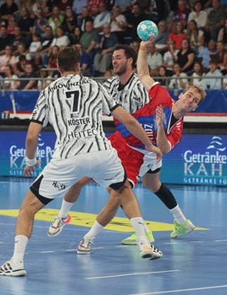 Bietigheim , Handball Opel-HBL , SG BBM Bietigheim vs. THW Kiel , von links: Julian Köster ( Kiel ) Mathias Larson ( BBM )