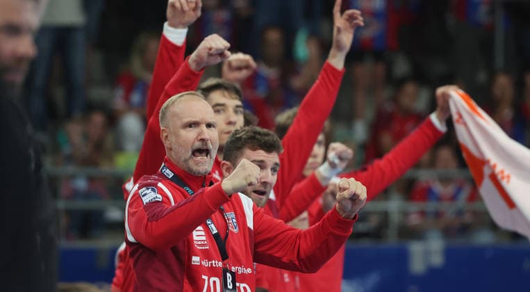 Bietigheim , Handball Opel-HBL , SG BBM Bietigheim vs. THW Kiel , Trainer Hartmut Mayerhoffer ( BBM )