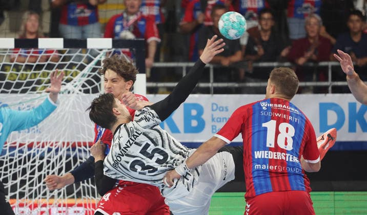 Bietigheim , Handball Opel-HBL , SG BBM Bietigheim vs. THW Kiel , von links: Fynn Nicolau ( BBM ) Domen Makuc ( Kiel ) Fabian Wiederstein ( BBM )