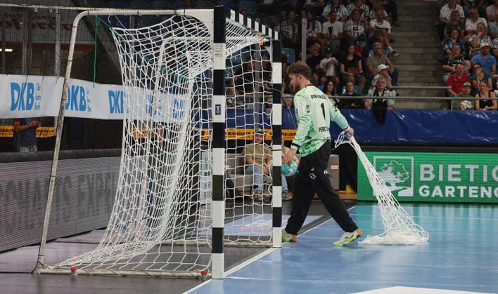 Bietigheim , Handball Opel-HBL , SG BBM Bietigheim vs. THW Kiel , Gonzalo Perez de Vargas ( Kiel ) mit Problemen am Tornetz