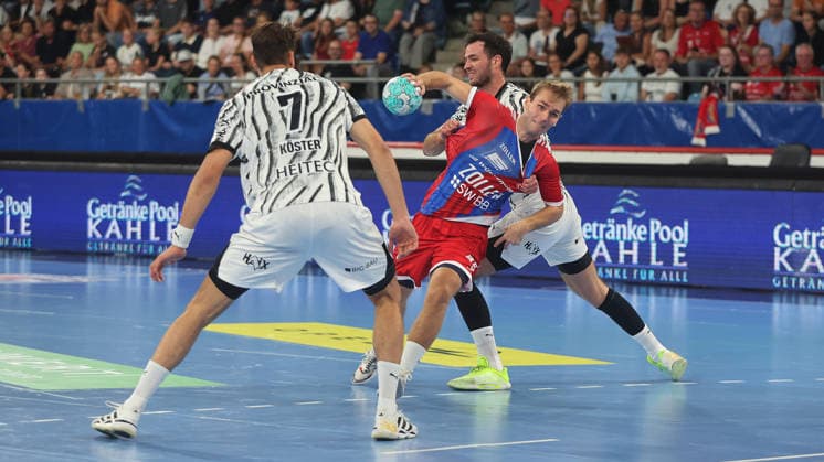 Bietigheim , Handball Opel-HBL , SG BBM Bietigheim vs. THW Kiel , von links: Julian Köster ( Kiel ) Mathias Larson ( BBM )