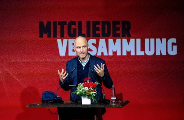 Fußball, Herren, Saison 2026 2027, 1. Bundesliga, 1. FC Union Berlin, Ordentliche Mitgliederversammlung im Stadion An der Alten Försterei, im Bild: Kandidat Daniel Rahaus bewarb sich als Einzelbewerber für den Aufsichtsrat., 03.09.2026, *** Soccer, Men s, 2026–2027 Season, Bundesliga 1, 1. FC Union Berlin, Annual General Meeting at the An der Alten Försterei Stadium; pictured is candidate Daniel Rahaus, who ran as an independent candidate for the supervisory board, September 3, 2026, Copyright: xMatthiasxKochx