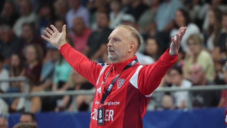 Bietigheim , Handball Opel-HBL , SG BBM Bietigheim vs. THW Kiel , Trainer Hartmut Mayerhoffer ( BBM )