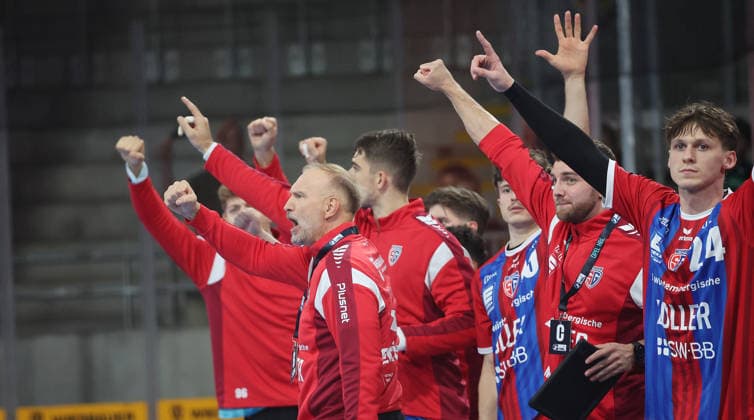 Bietigheim , Handball Opel-HBL , SG BBM Bietigheim vs. THW Kiel , mitte: Trainer Hartmut Mayerhoffer ( BBM)
