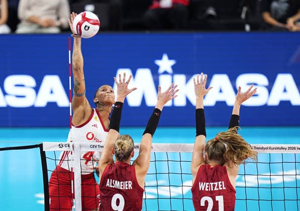 Turkiye v Germany - CEV EuroVolley 2026 ISTANBUL, TURKIYE - SEPTEMBER 3: Turkiye s Melissa Teresa Vargas (4) in action against Germany s Lina Alsmeier (9) and Camilla Weitzel (21) during the CEV Women s European Volleyball Championship quarterfinal match between Turkiye and Germany at Sinan Erdem Sports Hall in Istanbul, Turkiye, on September 3, 2026. Esra Bilgin Anadolu Istanbul Turkey. Editorial use only. Please get in touch for any other usage.  Copyright: x2026xAnadoluxEsraxBilginx