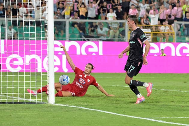 Goal 3-2 Dennis Johnsen del Palermo durante la partita dei sedicesimi di finale di coppa Italia tra Palermo e Mantova allo stadio Renzo Barbera di Palermo Italia - GiovedÃ¬ 03 settembre 2026. - Calcio. (Foto di Giovanni Isolino Lapresse)  Copyright: xGiovannixIsolino LaPressex