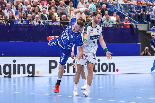 2026.09.03, xkwix, Handball, Handball-Bundesliga, TBV Lemgo Lippe - HSG Wetzlar, PHOENIX CONTACT arena, 2.Spieltag, Saison 2026 2027: Adam Nyfjaell (TBV Lemgo Lippe 22) beim Wurf aufs Tor hinter ihm Petter Overby (HSG Wetzlar 11) enttaeuscht geschlagen im Zweikampf Photo: xKamilxWilkowskixPressefotoKochx Nordrhein-Westfalen Deutschland