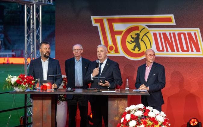 Fußball, Herren, Saison 2026 2027, 1. Bundesliga, 1. FC Union Berlin, Ordentliche Mitgliederversammlung im Stadion An der Alten Försterei, im Bild: v. l. Präsidiumsmitglied, Geschäftsführer Kommunikation sowie Presse- und Stadionsprecher Christian Arbeit (1. FC Union), Ehrenratsmitglied Jörg Helmer, Präsident Dirk Zingler (1. FC Union), Aufsichtsratschef Thomas Koch (1. FC Union e. V.) bei der Beantwortung der Fragen nach Mitglieder, 03.09.2026, *** Soccer, Men’s, 2026–2027 Season, Bundesliga 1, 1. FC Union Berlin, Annual General Meeting at the An der Alten Försterei Stadium; pictured from left: Executive Committee member, Managing Director of Communications and Press, and stadium announcer Christian Arbeit of 1. FC Union, Honorary Council Member Jörg Helmer, President Dirk Zingler of 1. FC Union, and Supervisory Board Chairman Thomas Koch of 1. FC Union e.V., answering members’ questions, September 3, 2026, Copyright: xMatthiasxKochx