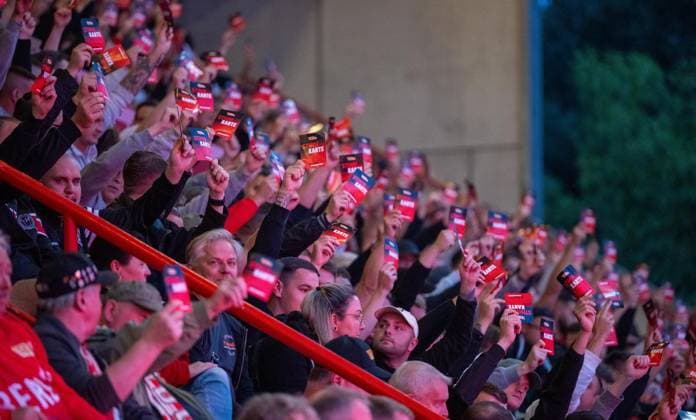 Fußball, Herren, Saison 2026 2027, 1. Bundesliga, 1. FC Union Berlin, Ordentliche Mitgliederversammlung im Stadion An der Alten Försterei, im Bild: bei der Entlastung des Aufsichtsrates enthielten sich viele Ultras und Fans, 03.09.2026, *** Soccer, Men s, 2026–2027 Season, Bundesliga 1, 1. FC Union Berlin, Annual General Meeting at the An der Alten Försterei Stadium; pictured here, many ultras and fans abstained from voting on the discharge of the supervisory board, September 3, 2026, Copyright: xMatthiasxKochx