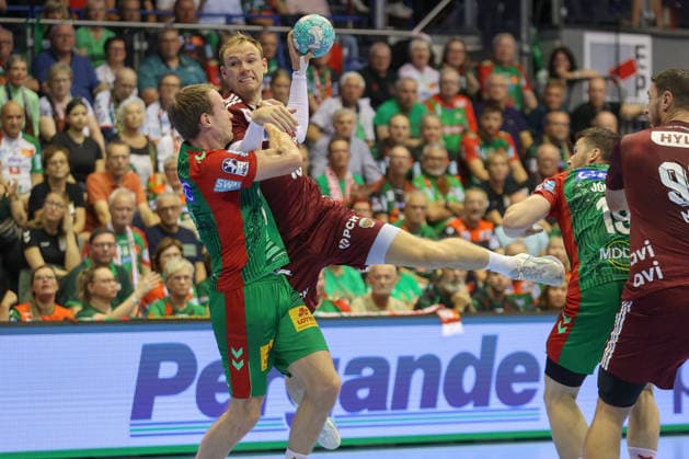 03.09.2026, xtgx, Handball Opel HBL, SC Magdeburg - Füchse Berlin emspor, v.l. Felix Claar (Magdeburg, 7) Mathias Gidsel (Berlin, 19) Zweikampf, Duell, Kampf, tackle Magdeburg