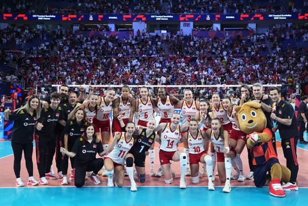 Turkiye v Germany - CEV EuroVolley 2026 ISTANBUL, TURKIYE - SEPTEMBER 3: Turkiye players celebrate victory following CEV Women s European Volleyball Championship quarterfinal match between Turkiye and Germany at Sinan Erdem Sports Hall in Istanbul, Turkiye, on September 3, 2026. Esra Bilgin Anadolu Istanbul Turkey. Editorial use only. Please get in touch for any other usage.  Copyright: x2026xAnadoluxEsraxBilginx