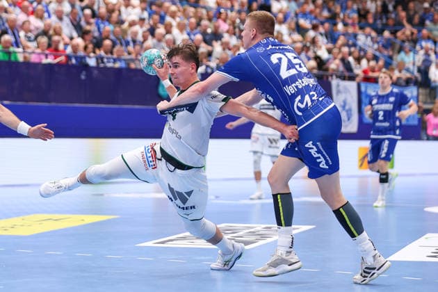 2026.09.03, xkwix, Handball, Handball-Bundesliga, TBV Lemgo Lippe - HSG Wetzlar, PHOENIX CONTACT arena, 2.Spieltag, Saison 2026 2027: Paul Kompenhans (HSG Wetzlar 34) im Zweikampf gegen Niels Versteijnen (TBV Lemgo Lippe 25) beim Torwurf Photo: xKamilxWilkowskixPressefotoKochx Nordrhein-Westfalen Deutschland