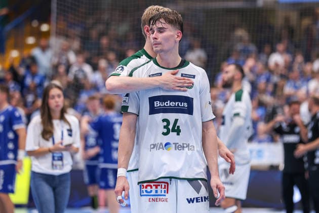 2026.09.03, xkwix, Handball, Handball-Bundesliga, TBV Lemgo Lippe - HSG Wetzlar, PHOENIX CONTACT arena, 2.Spieltag, Saison 2026 2027: Nikolaj Laeso (HSG Wetzlar 32) wird getroestet und guckt enttaeuscht Photo: xKamilxWilkowskixPressefotoKochx Nordrhein-Westfalen Deutschland