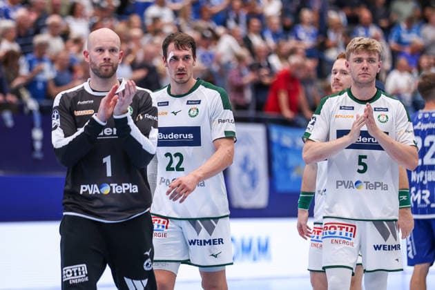 2026.09.03, xkwix, Handball, Handball-Bundesliga, TBV Lemgo Lippe - HSG Wetzlar, PHOENIX CONTACT arena, 2.Spieltag, Saison 2026 2027: Bart Ravensbergen (HSG Wetzlar 1) klatscht zu den Fans im Hintergrund Jona Schoch (HSG Wetzlar 22) und Tristan Kirschner (HSG Wetzlar 5) Photo: xKamilxWilkowskixPressefotoKochx Nordrhein-Westfalen Deutschland