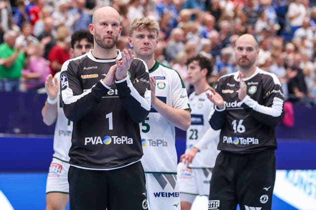 2026.09.03, xkwix, Handball, Handball-Bundesliga, TBV Lemgo Lippe - HSG Wetzlar, PHOENIX CONTACT arena, 2.Spieltag, Saison 2026 2027: Bart Ravensbergen (HSG Wetzlar 1) klatscht zu den Fans im Hintergrund Laszlo Bartucz (HSG Wetzlar 16)Photo: xKamilxWilkowskixPressefotoKochx Nordrhein-Westfalen Deutschland