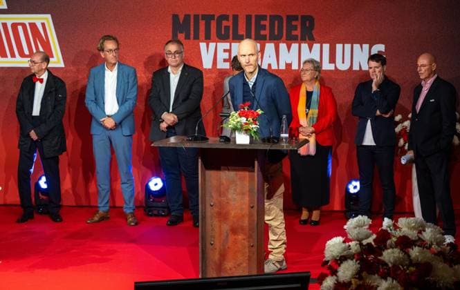 Fußball, Herren, Saison 2026 2027, 1. Bundesliga, 1. FC Union Berlin, Ordentliche Mitgliederversammlung im Stadion An der Alten Försterei, im Bild: Kandidat Daniel Rahaus bewarb sich als Einzelbewerber für den Aufsichtsrat, gewählt wurde aber die Liste des bisherigen Aufsichtsratschefs Thomas Koch (hinten rechts, 1. FC Union e. V.), 03.09.2026, *** Soccer, Men s, 2026–2027 Season, 1st Bundesliga, 1 FC Union Berlin, Annual General Meeting at the An der Alten Försterei Stadium; pictured is candidate Daniel Rahaus, who ran as an independent candidate for the supervisory board, but the list headed by incumbent supervisory board chairman Thomas Koch (back right) was elected, 1 FC Union e.V., September 3, 2026, Copyright: xMatthiasxKochx