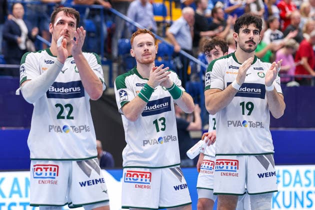 2026.09.03, xkwix, Handball, Handball-Bundesliga, TBV Lemgo Lippe - HSG Wetzlar, PHOENIX CONTACT arena, 2.Spieltag, Saison 2026 2027: Jona Schoch (HSG Wetzlar 22), Tomas Piroch (HSG Wetzlar 13) und Doruk Pehlivan (HSG Wetzlar 19) klatschen zu den Fans nach Abpfiff Photo: xKamilxWilkowskixPressefotoKochx Nordrhein-Westfalen Deutschland