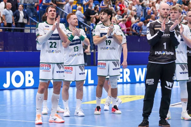 2026.09.03, xkwix, Handball, Handball-Bundesliga, TBV Lemgo Lippe - HSG Wetzlar, PHOENIX CONTACT arena, 2.Spieltag, Saison 2026 2027: Jona Schoch (HSG Wetzlar 22), Tomas Piroch (HSG Wetzlar 13) Doruk Pehlivan (HSG Wetzlar 19) Bart Ravensbergen (HSG Wetzlar 1) klatschen zu den Fans nach Abpfiff Photo: xKamilxWilkowskixPressefotoKochx Nordrhein-Westfalen Deutschland