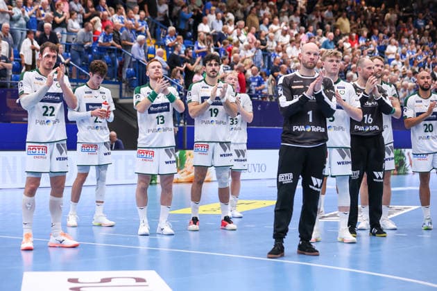2026.09.03, xkwix, Handball, Handball-Bundesliga, TBV Lemgo Lippe - HSG Wetzlar, PHOENIX CONTACT arena, 2.Spieltag, Saison 2026 2027: Jona Schoch (HSG Wetzlar 22), Tomas Piroch (HSG Wetzlar 13) Doruk Pehlivan (HSG Wetzlar 19) Bart Ravensbergen (HSG Wetzlar 1) und Laszlo Bartucz (HSG Wetzlar 16) klatschen zu den Fans nach Abpfiff Photo: xKamilxWilkowskixPressefotoKochx Nordrhein-Westfalen Deutschland