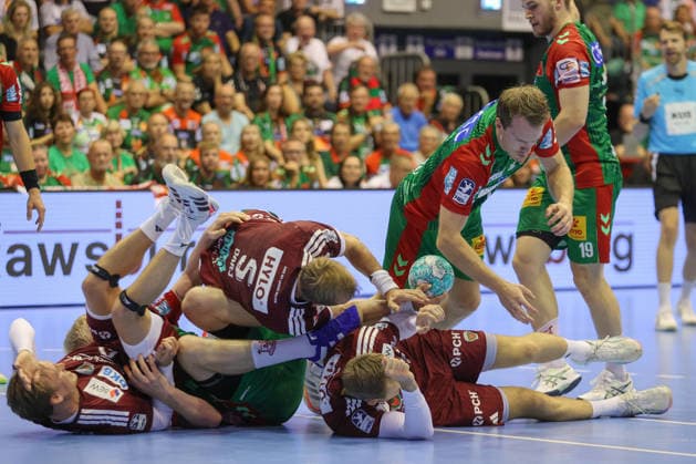 03.09.2026, xtgx, Handball Opel HBL, SC Magdeburg - Füchse Berlin emspor, v.l. Felix Claar (Magdeburg, 7) (oben) Zweikampf, Duell, Kampf, tackle Magdeburg *** September 3, 2026, xtgx, Opel HBL Handball, SC Magdeburg vs. Füchse Berlin emspor, from left: Felix Claar (Magdeburg), 7th from the top: one-on-one, duel, battle, tackle (Magdeburg)