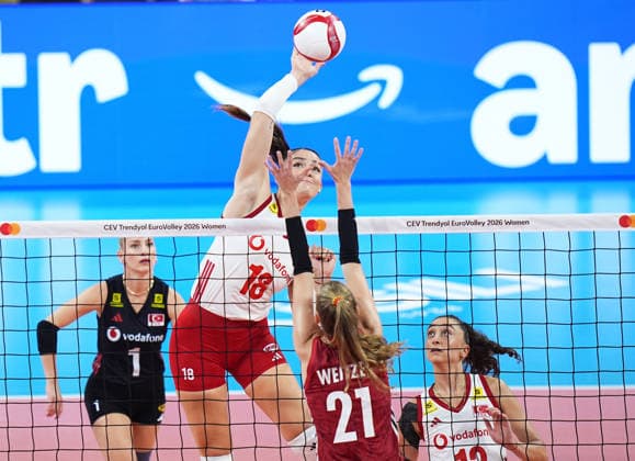 Turkiye v Germany - CEV EuroVolley 2026 ISTANBUL, TURKIYE - SEPTEMBER 3: Turkiye s Zehra Gunes (18) in action against Germany s Camilla Weitzel (21) during the CEV Women s European Volleyball Championship quarterfinal match between Turkiye and Germany at Sinan Erdem Sports Hall in Istanbul, Turkiye, on September 3, 2026. Esra Bilgin Anadolu Istanbul Turkey. Editorial use only. Please get in touch for any other usage.  Copyright: x2026xAnadoluxEsraxBilginx