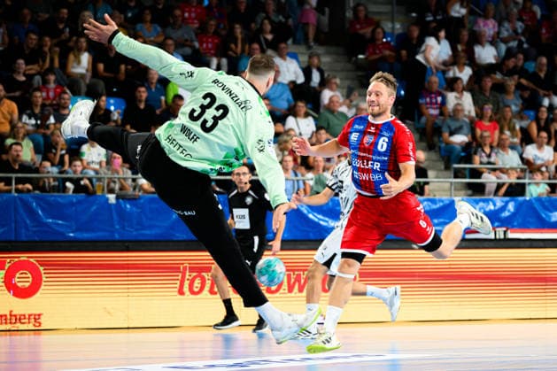 Bietigheim: HBL - 26 27 - SG BBM Bietigheim - THW Kiel v.li. Torhueter Andreas Wolff (THW Kiel), Lukas Wucherpfennig (Bietigheim) Bietigheim-Bissingen Egetrans Arena Baden-Württemberg Deutschland